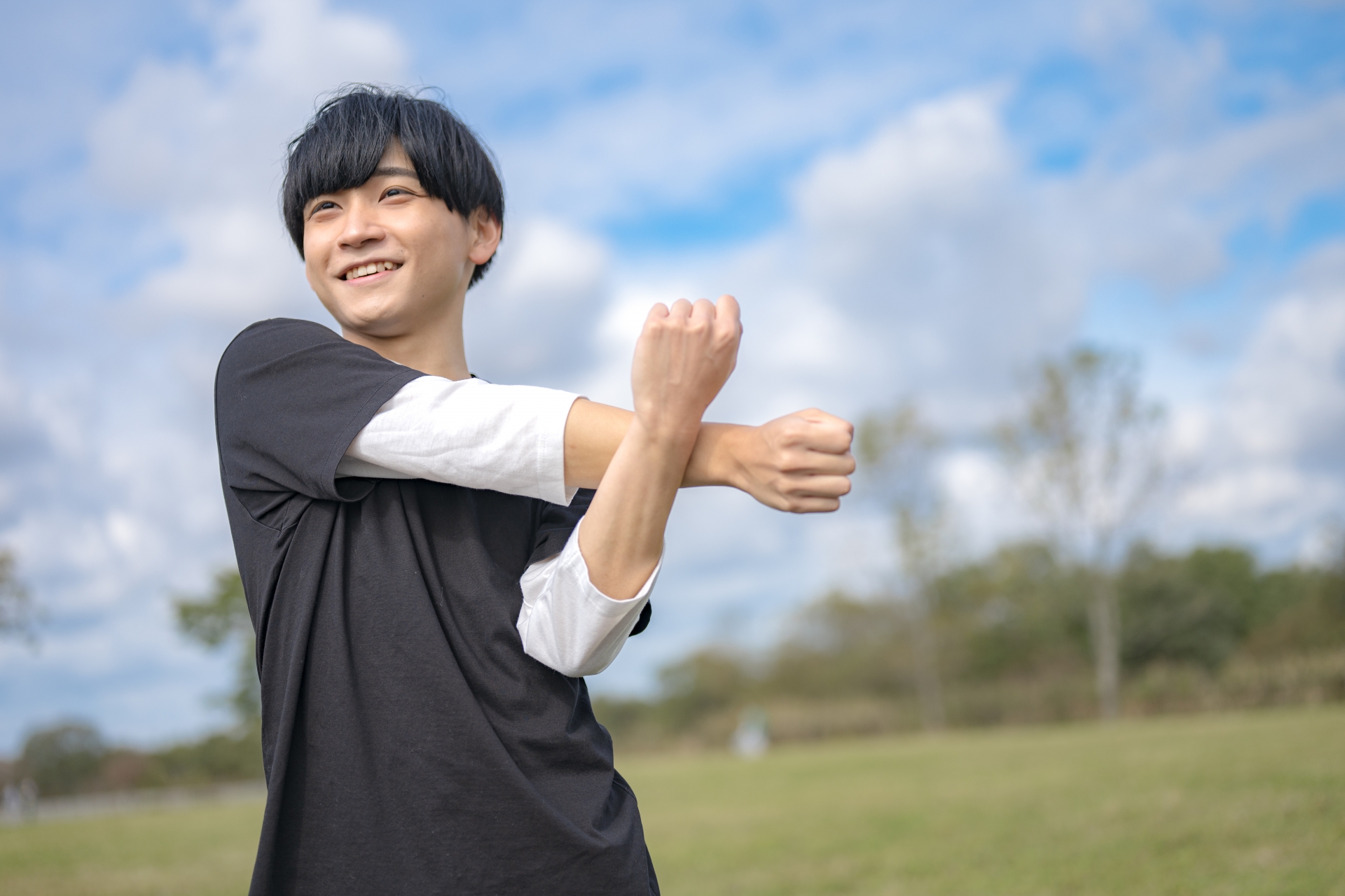 公園でストレッチを行う男性