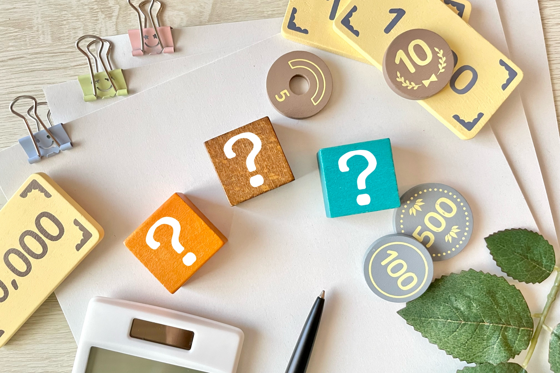 木でできたお金のおもちゃ