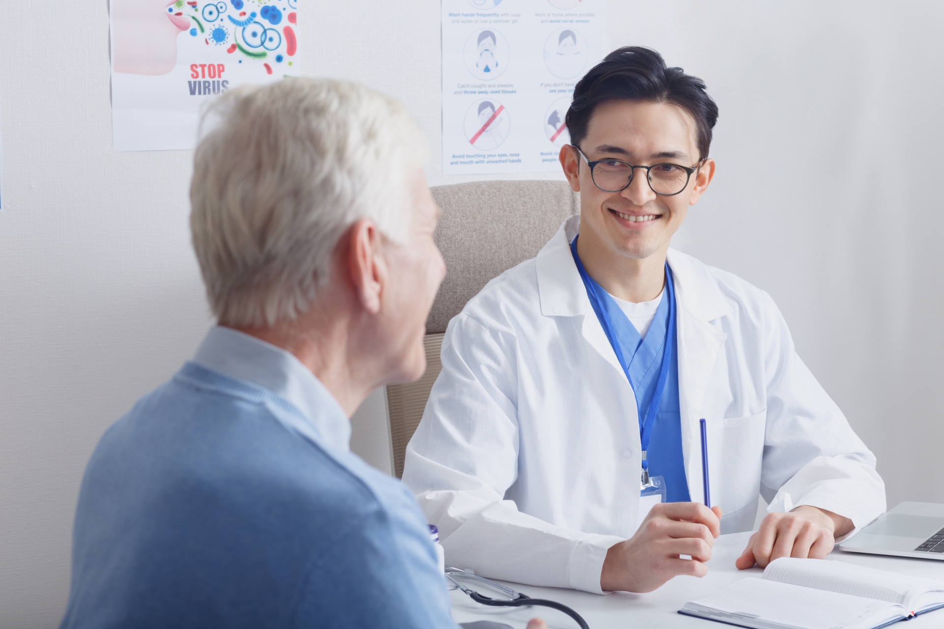 医師と会話する患者