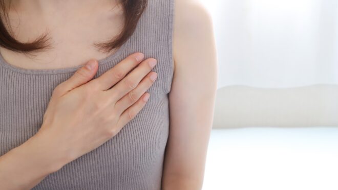 胸に手をあてる女性