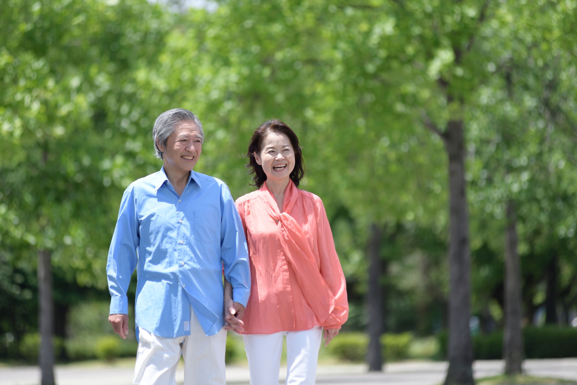 公園を歩く高齢夫婦