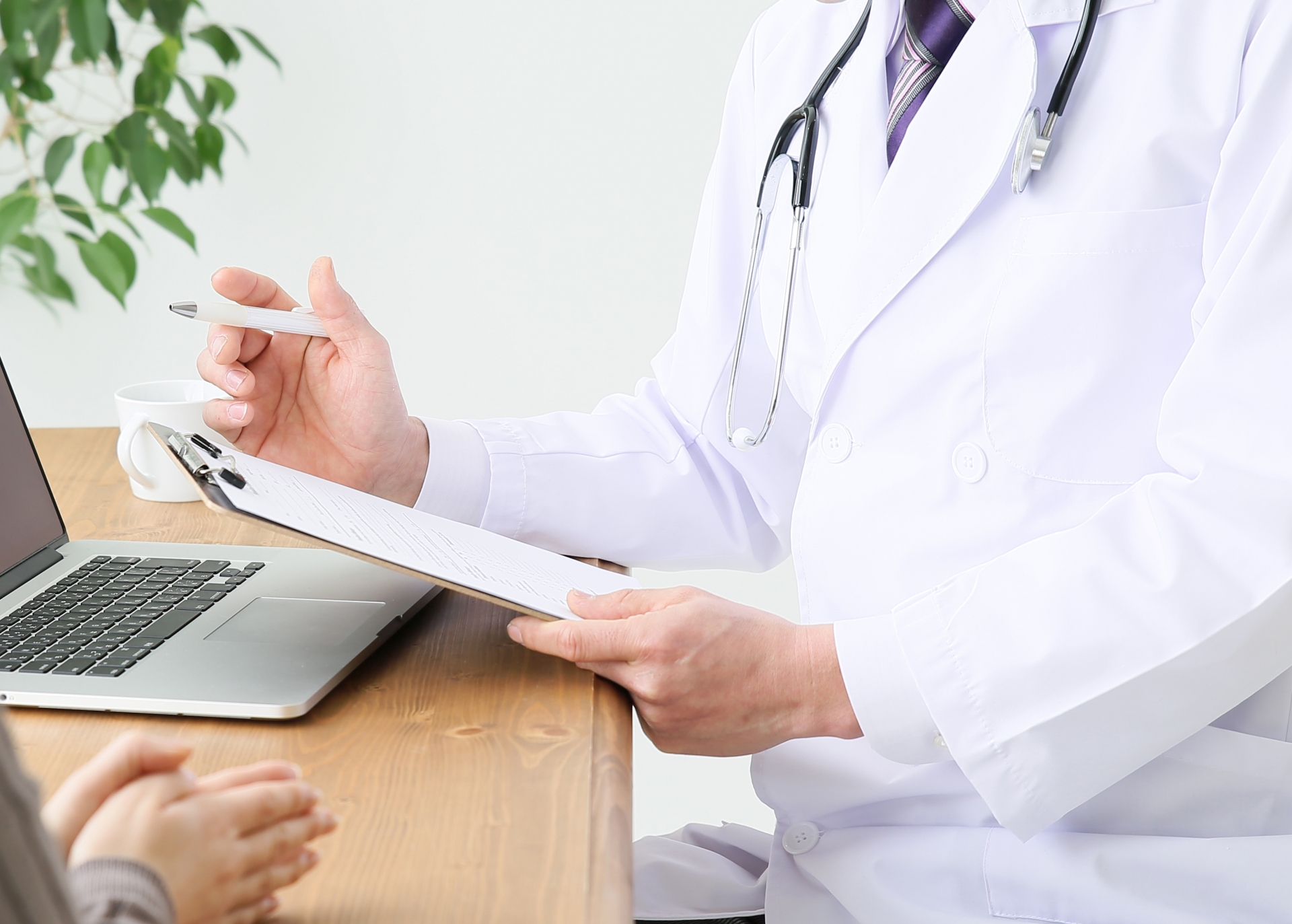 患者と話す医師