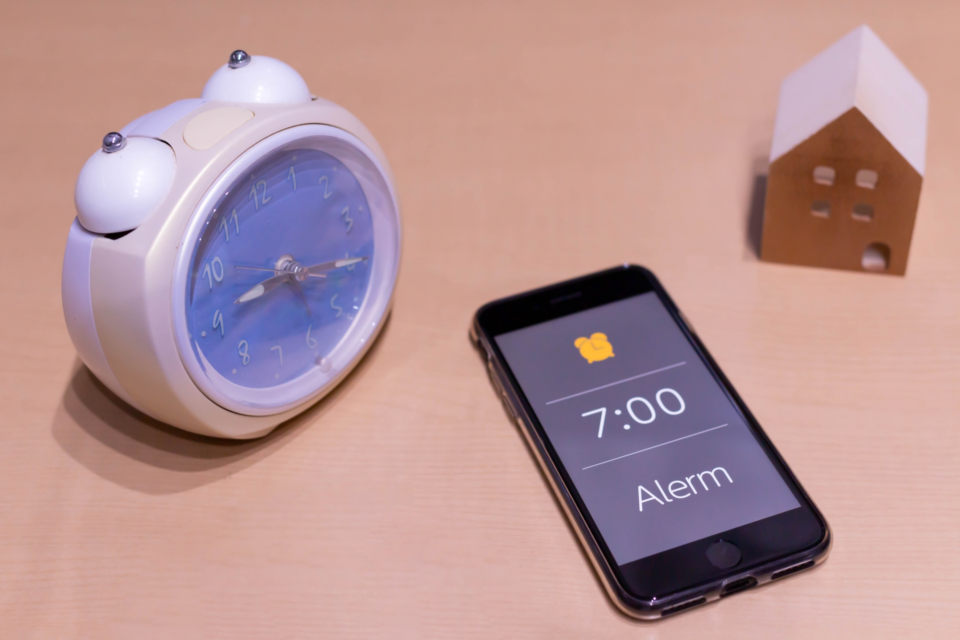 目覚まし時計とアラームが設定されたスマートフォン