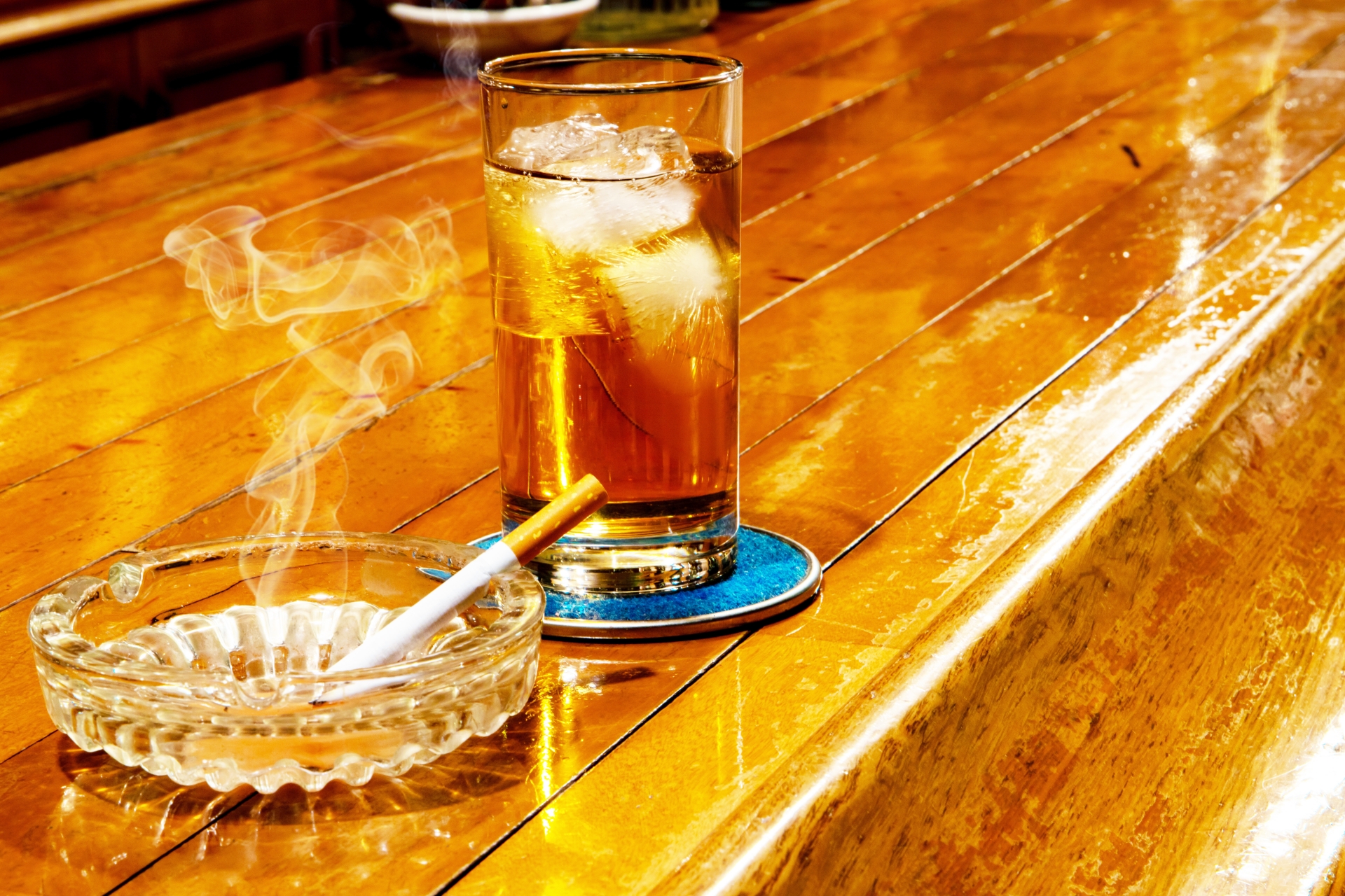 お酒と灰皿の煙草