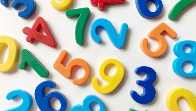 数字の形のブロックが散らばっている状態