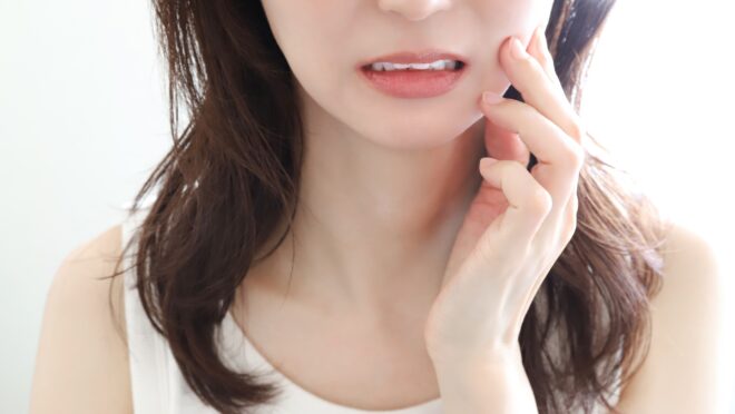 口元を押さえる女性