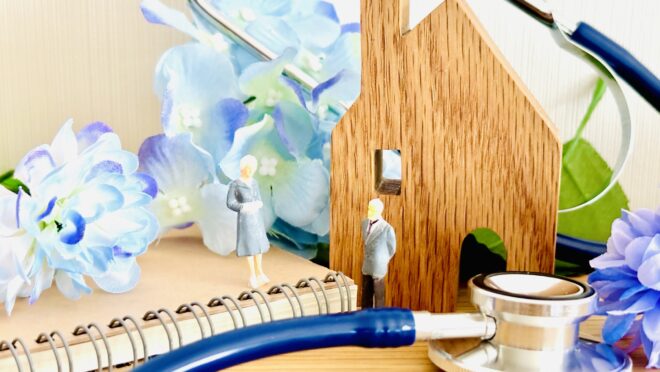 家の形のボードと聴診器