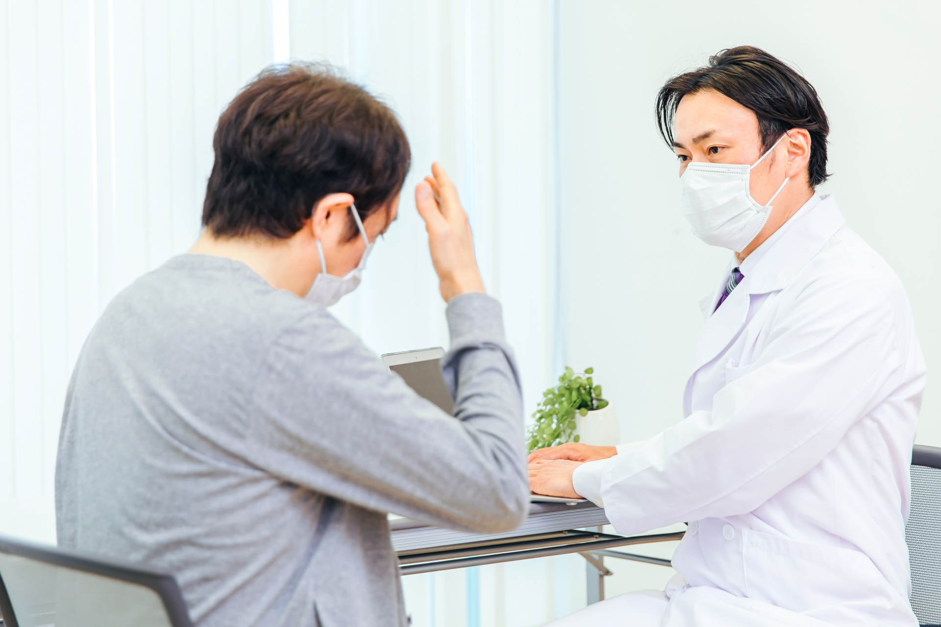 主治医に症状を伝える患者