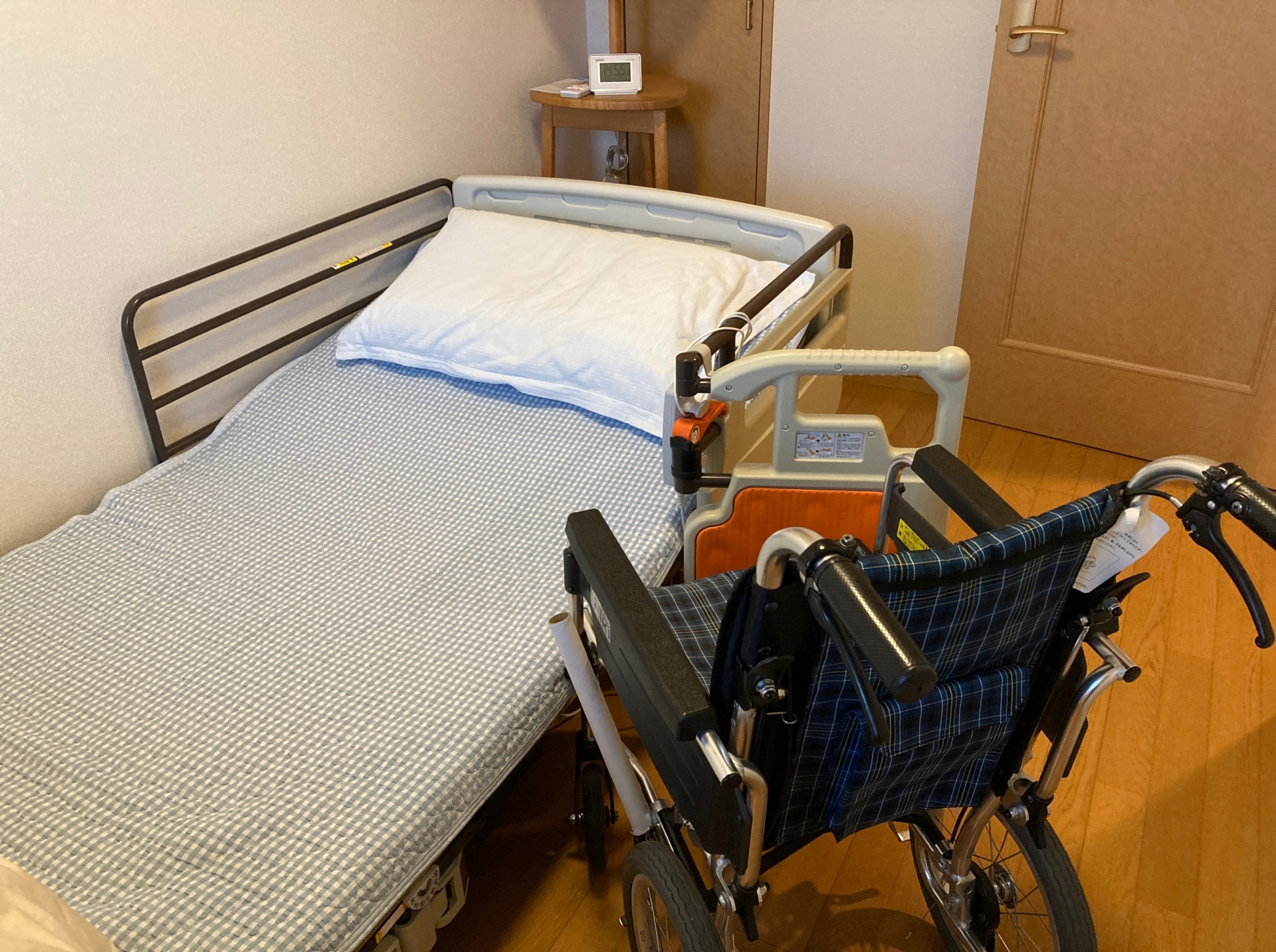 介護用ベッドと車いす