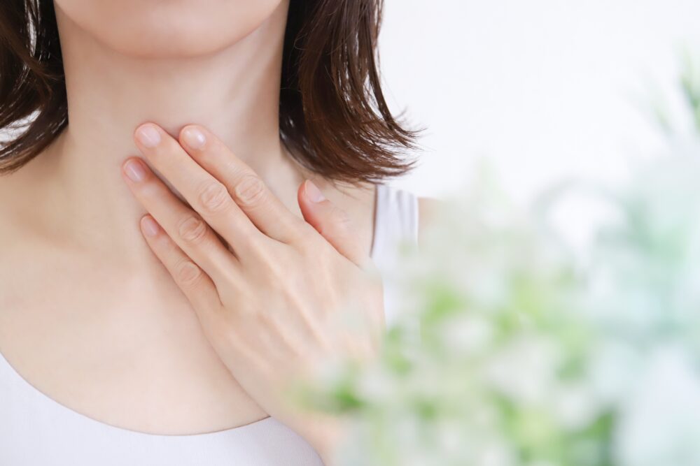 甲状腺がんの初期症状としこりの特徴は？セルフチェックの方法も解説