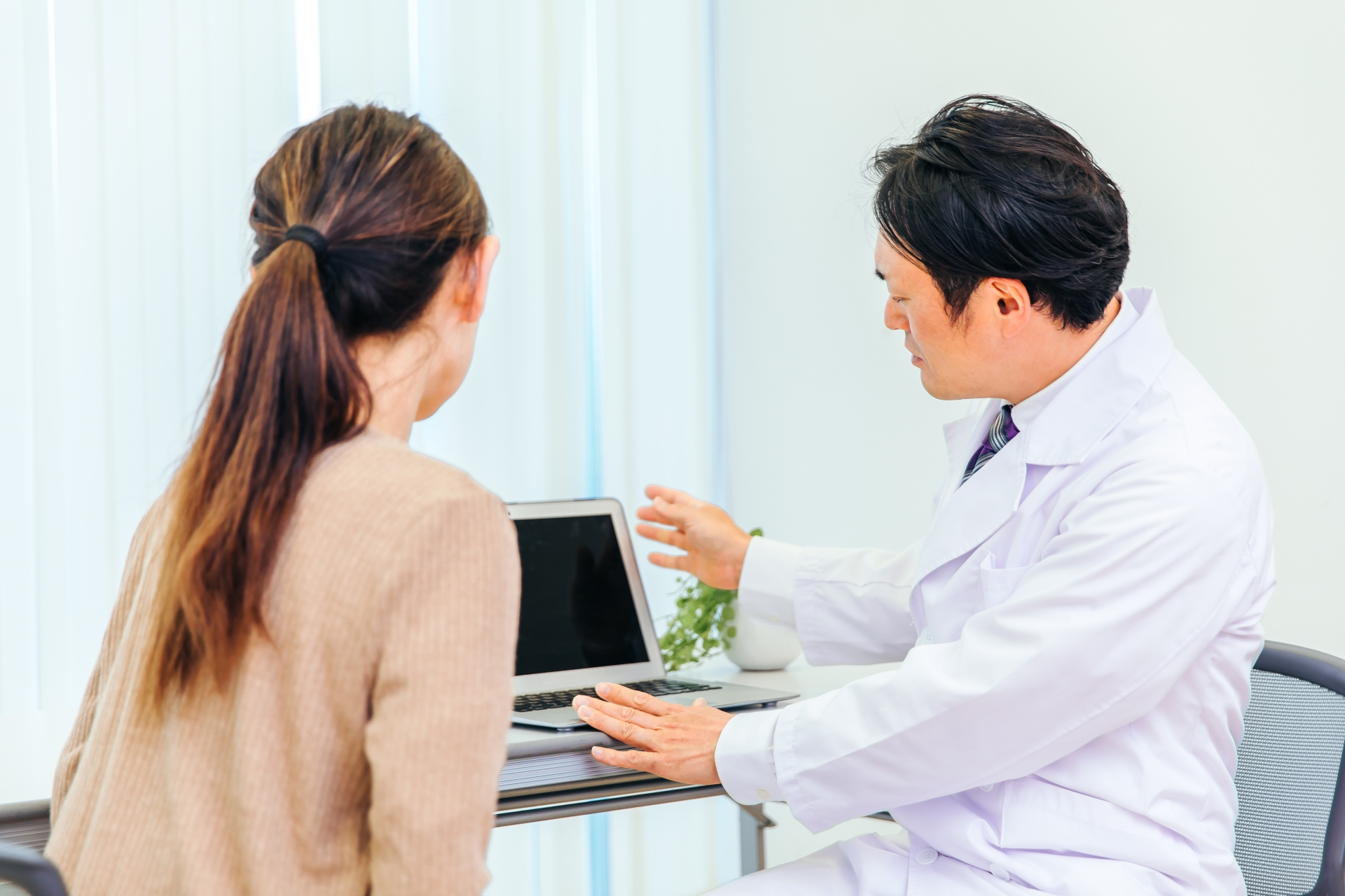 医師と会話する患者