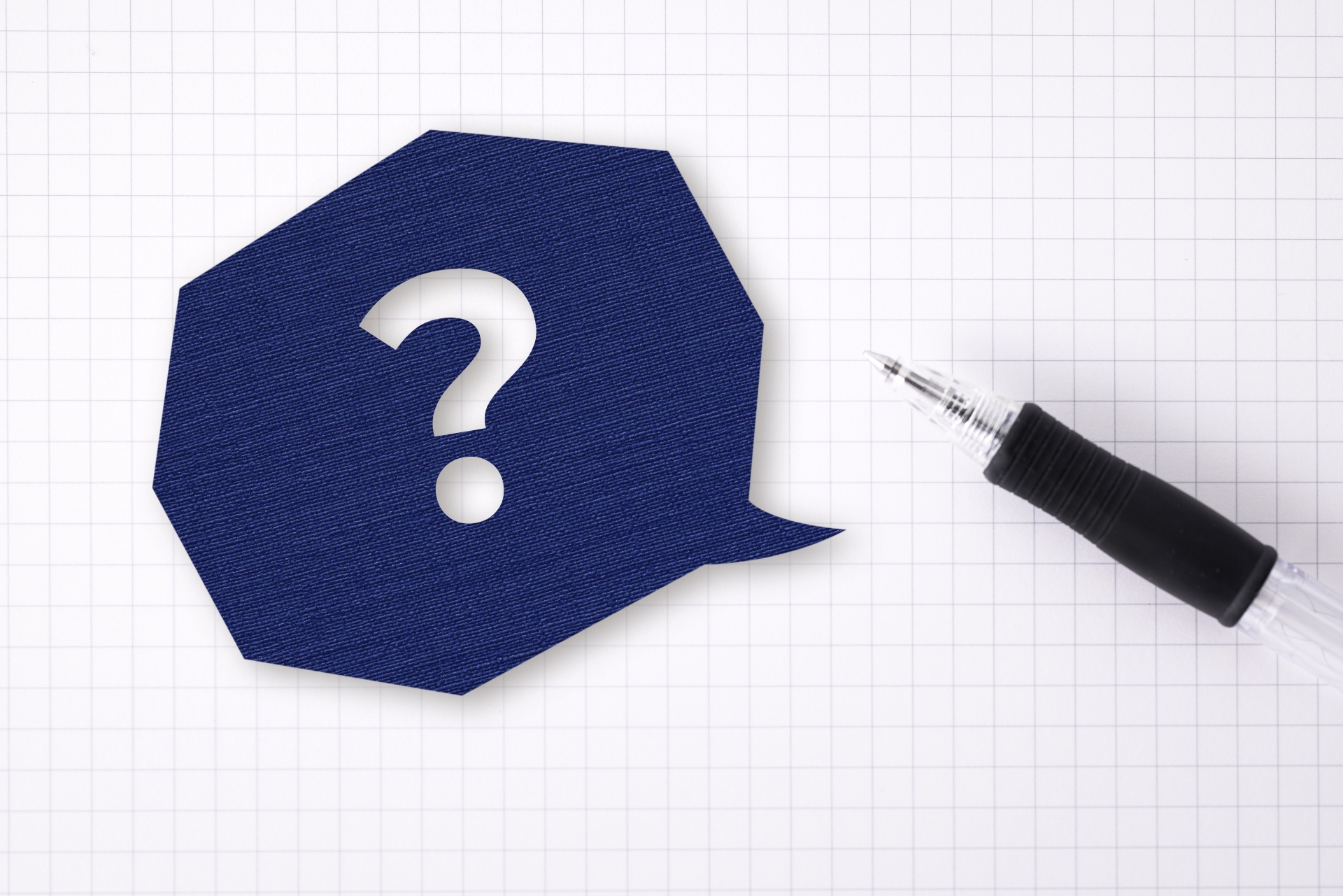 吹き出しの形の紙に？が描かれている