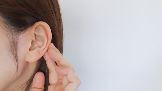 耳を出した女性