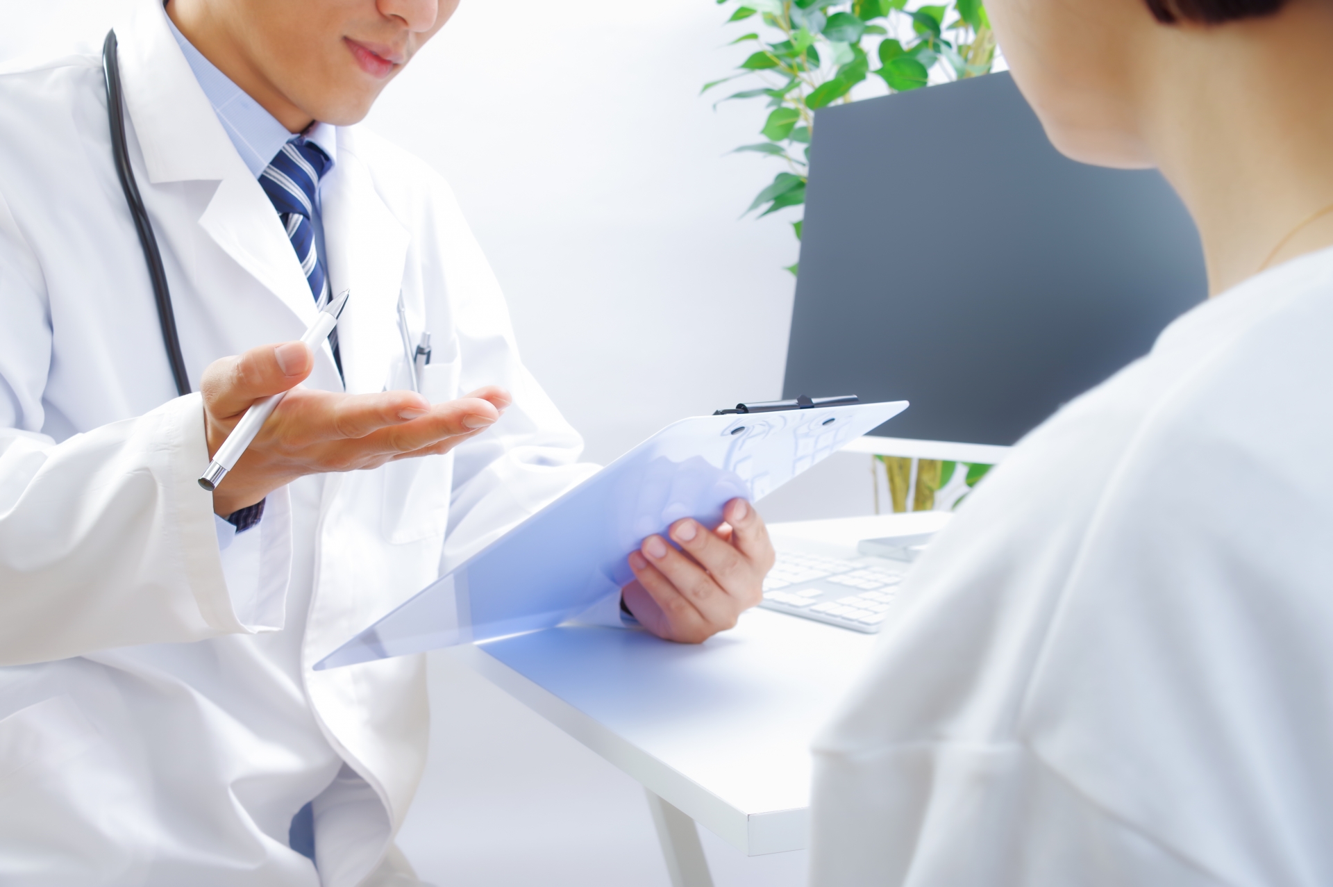 医師に相談する患者