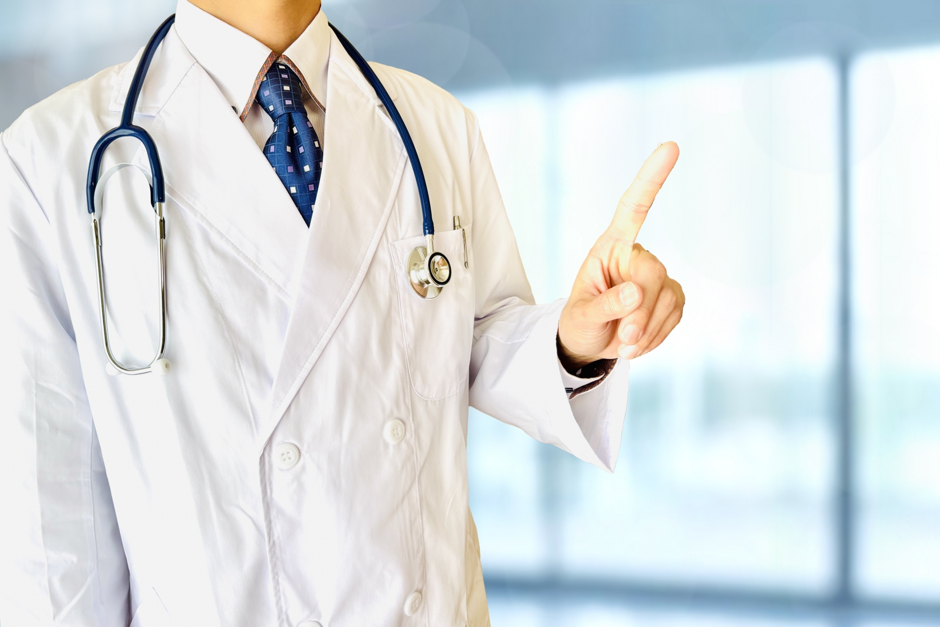人差し指を立ててポイントを伝える医師