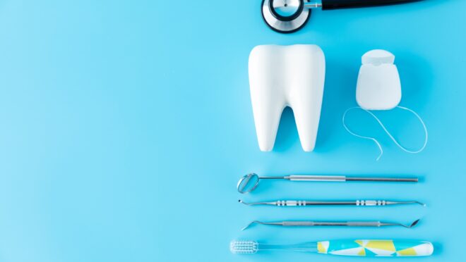 口腔ケア　歯ブラシやフロス、歯の模型、聴診器が並んでいる