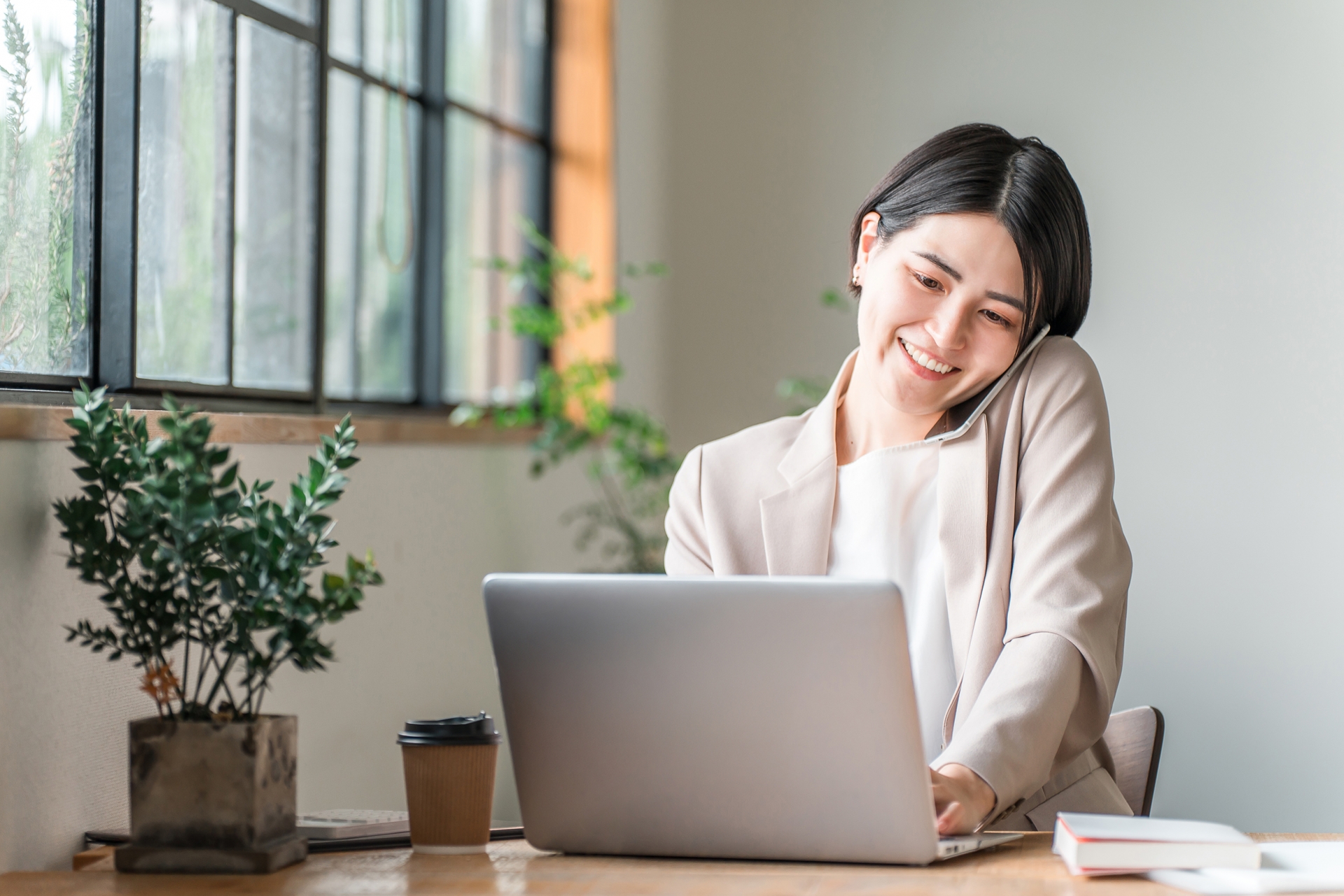 テレワークを行う女性