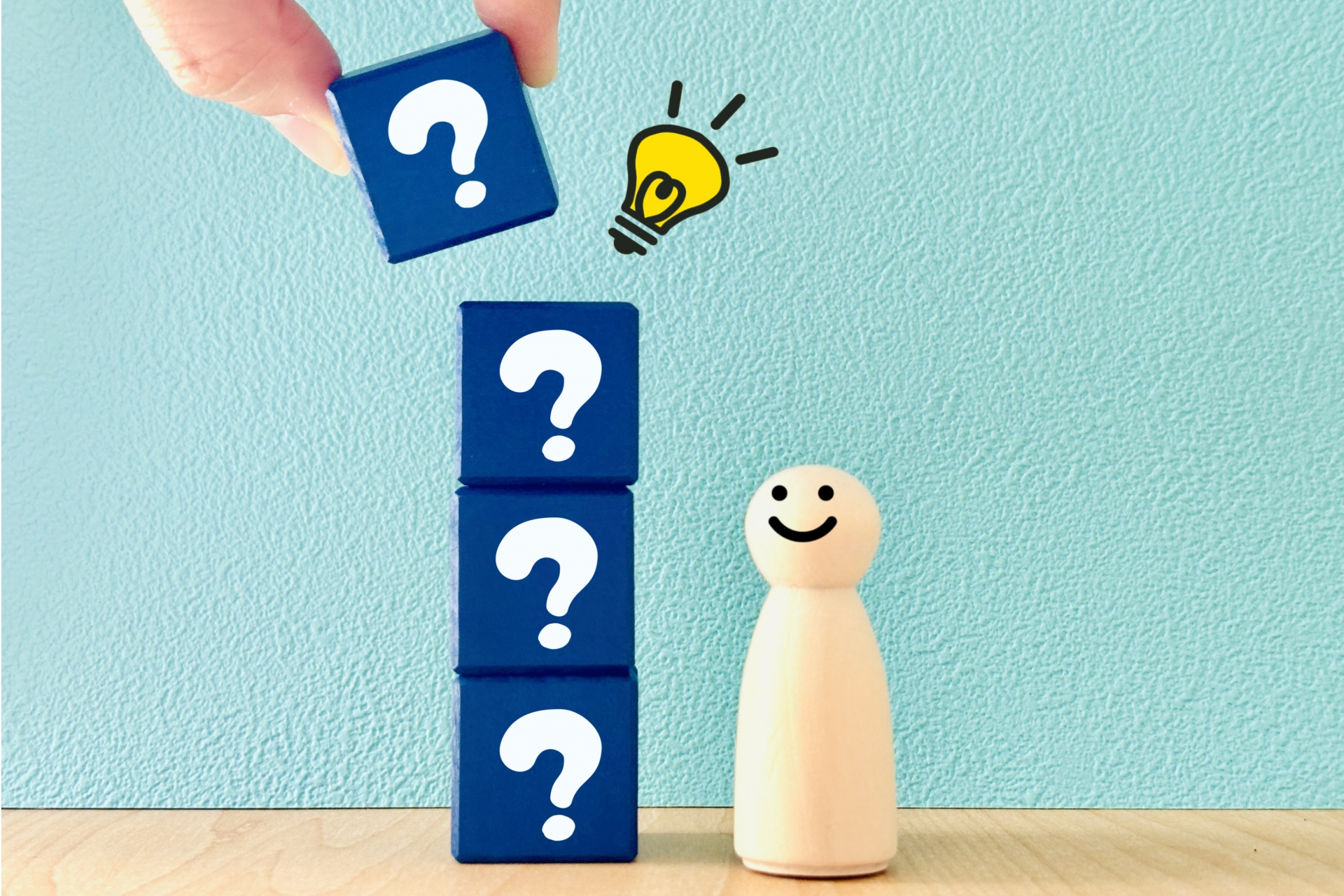 ？の書かれたブロックが積みあがっている様子