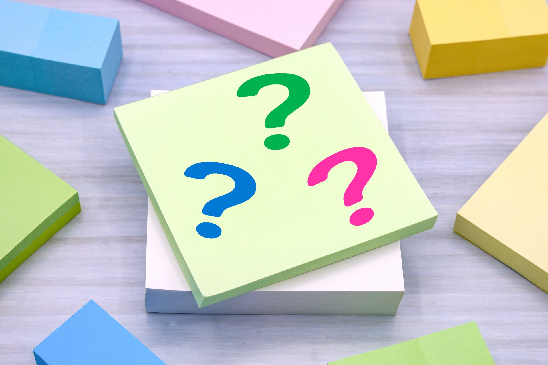 付箋に？が3つ描かれている様子