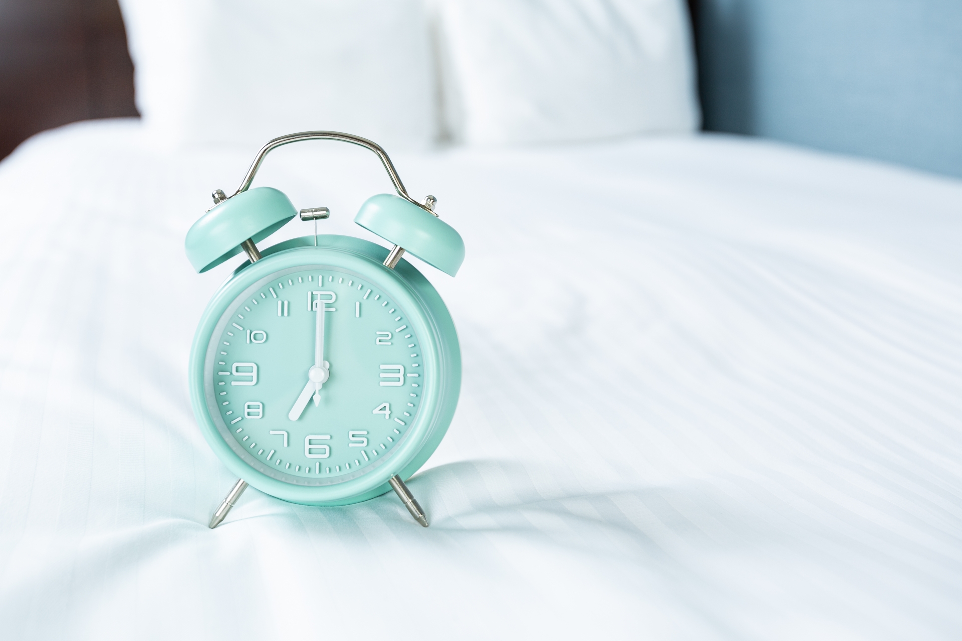 ベッドと目覚まし時計