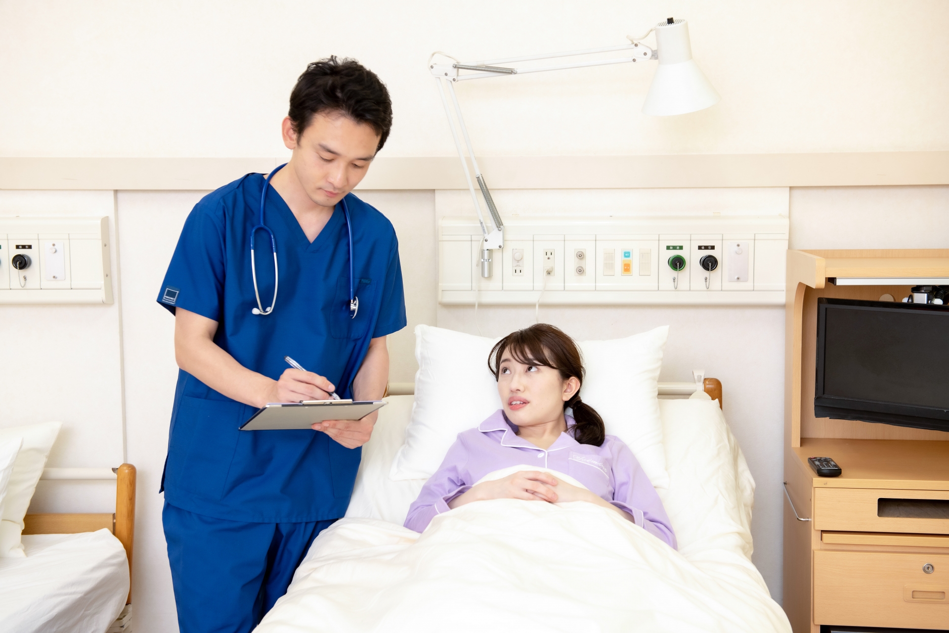 医師と話す入院患者