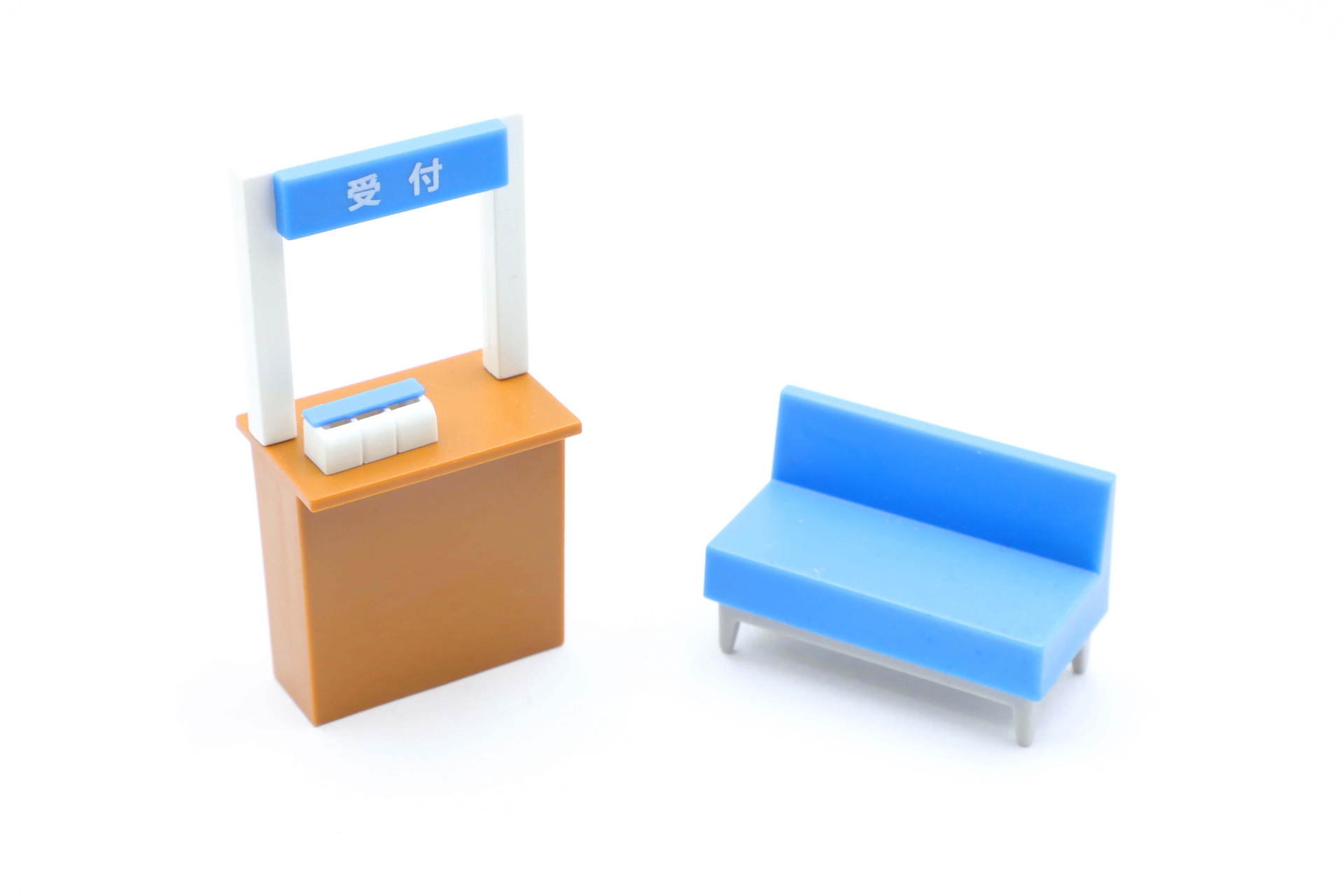 病院の受付と待合椅子