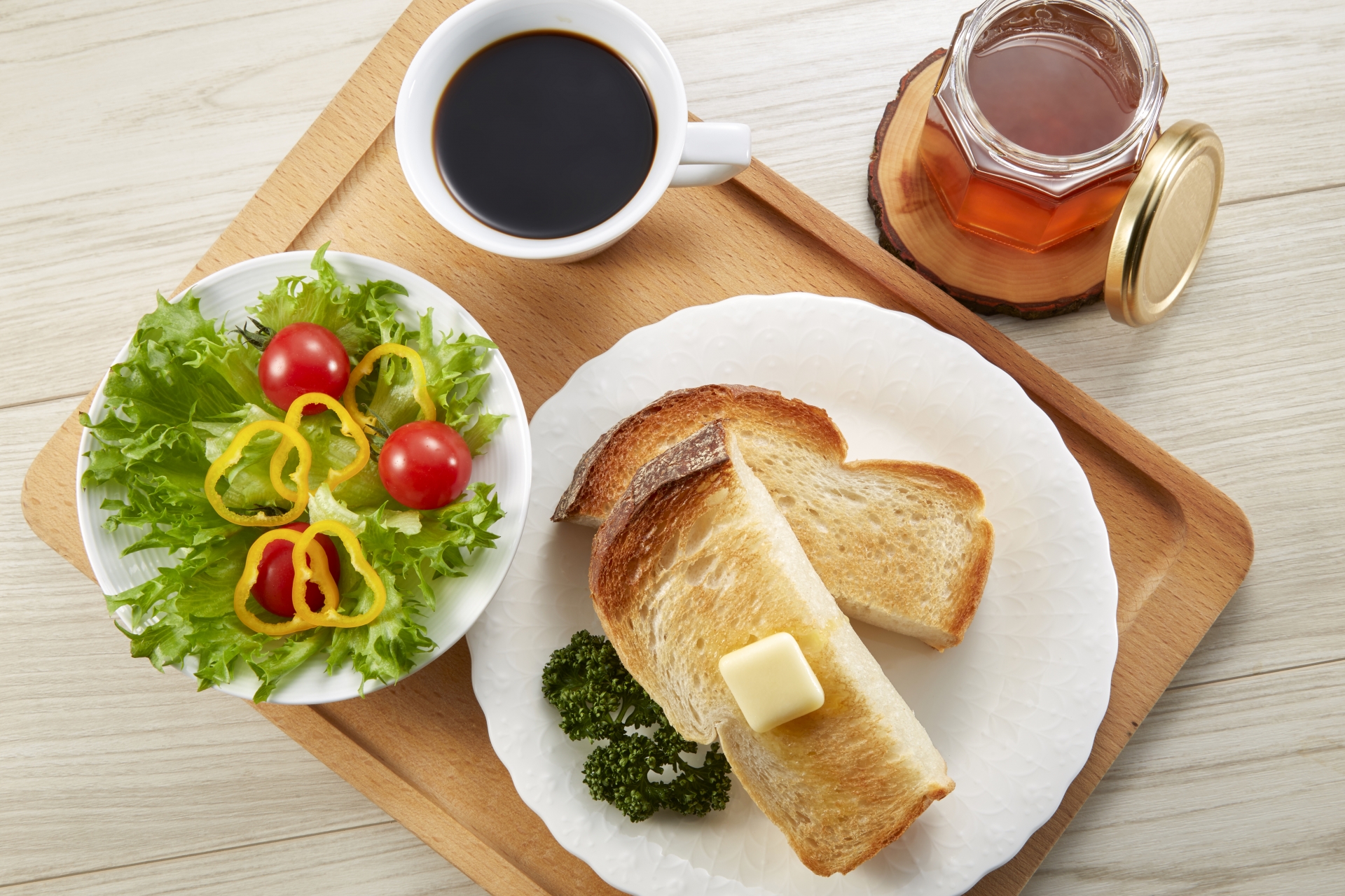 朝食。トースト、サラダ、コーヒー