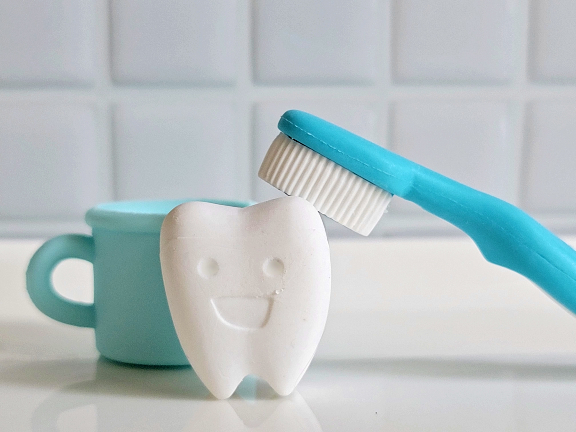 粘土でできた歯ブラシと歯のキャラクター