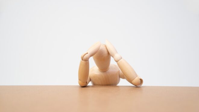 頭を抱えるポーズのデッサン人形