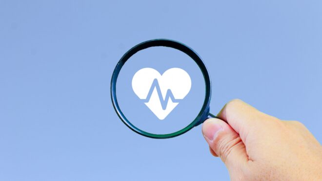 虫眼鏡のレンズの中にハートマークが描かれている