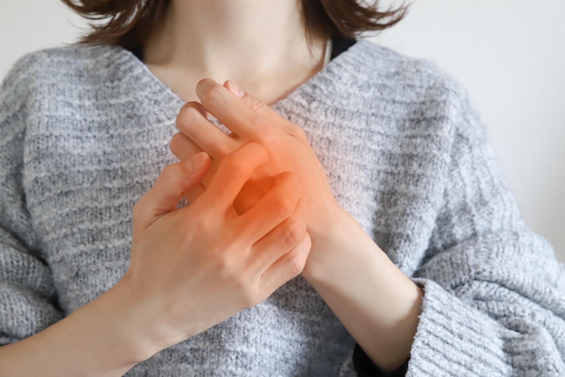 手が赤くはれている様子