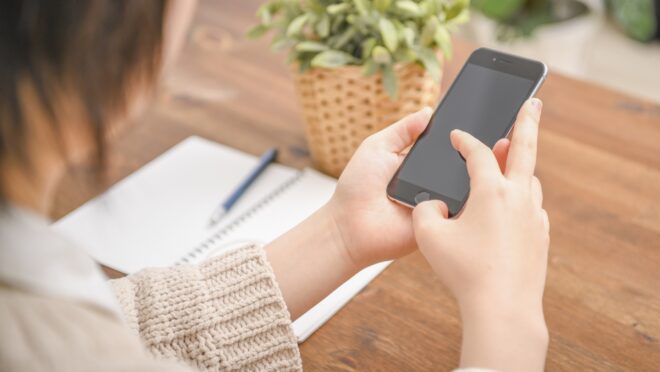 スマホを操作する女性