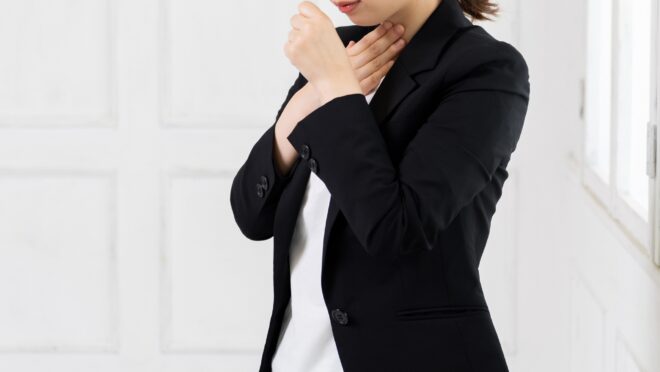 咳をする女性