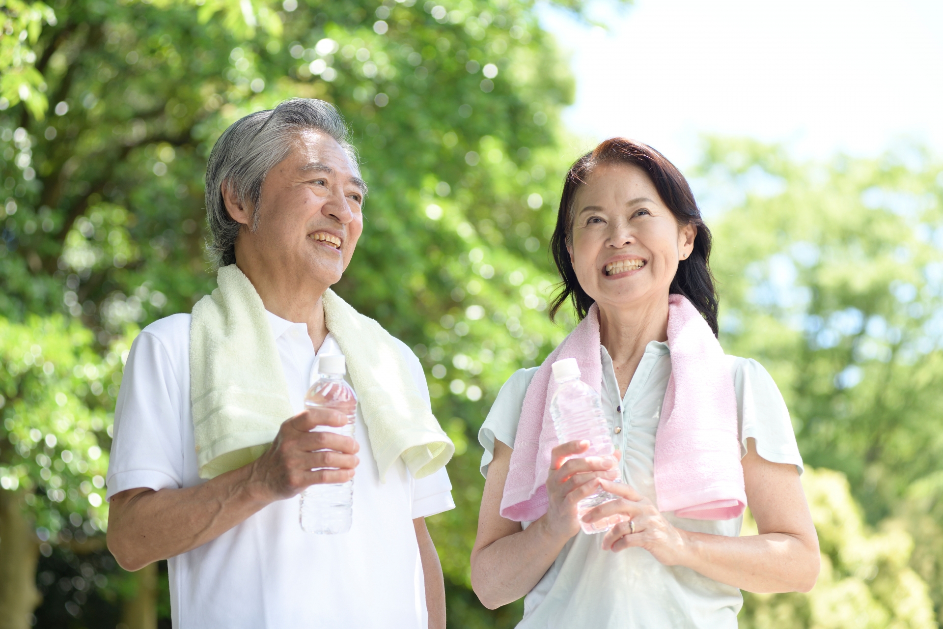屋外で運動する高齢夫婦