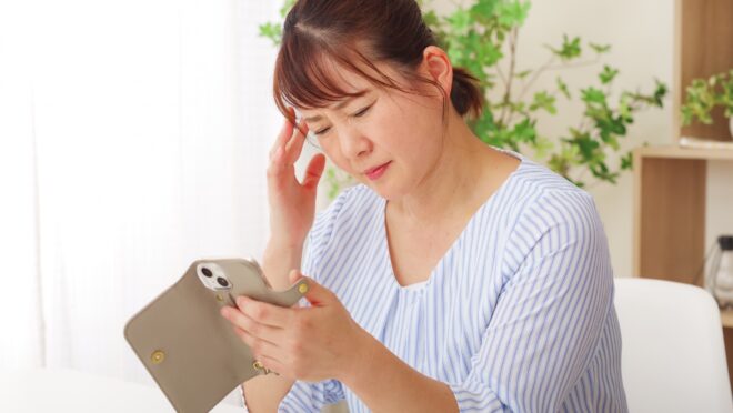 スマホを見る女性