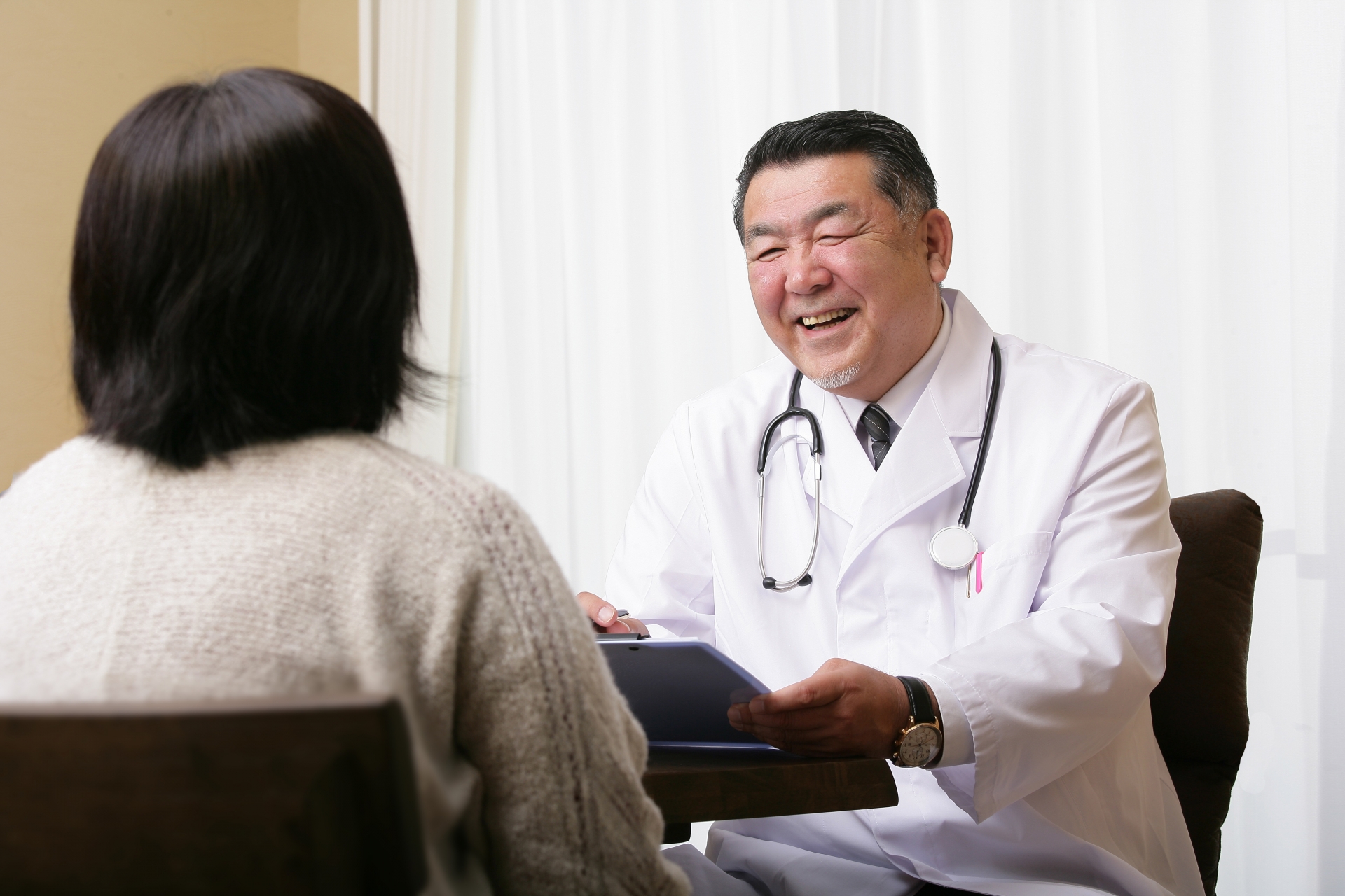 医師と話す患者