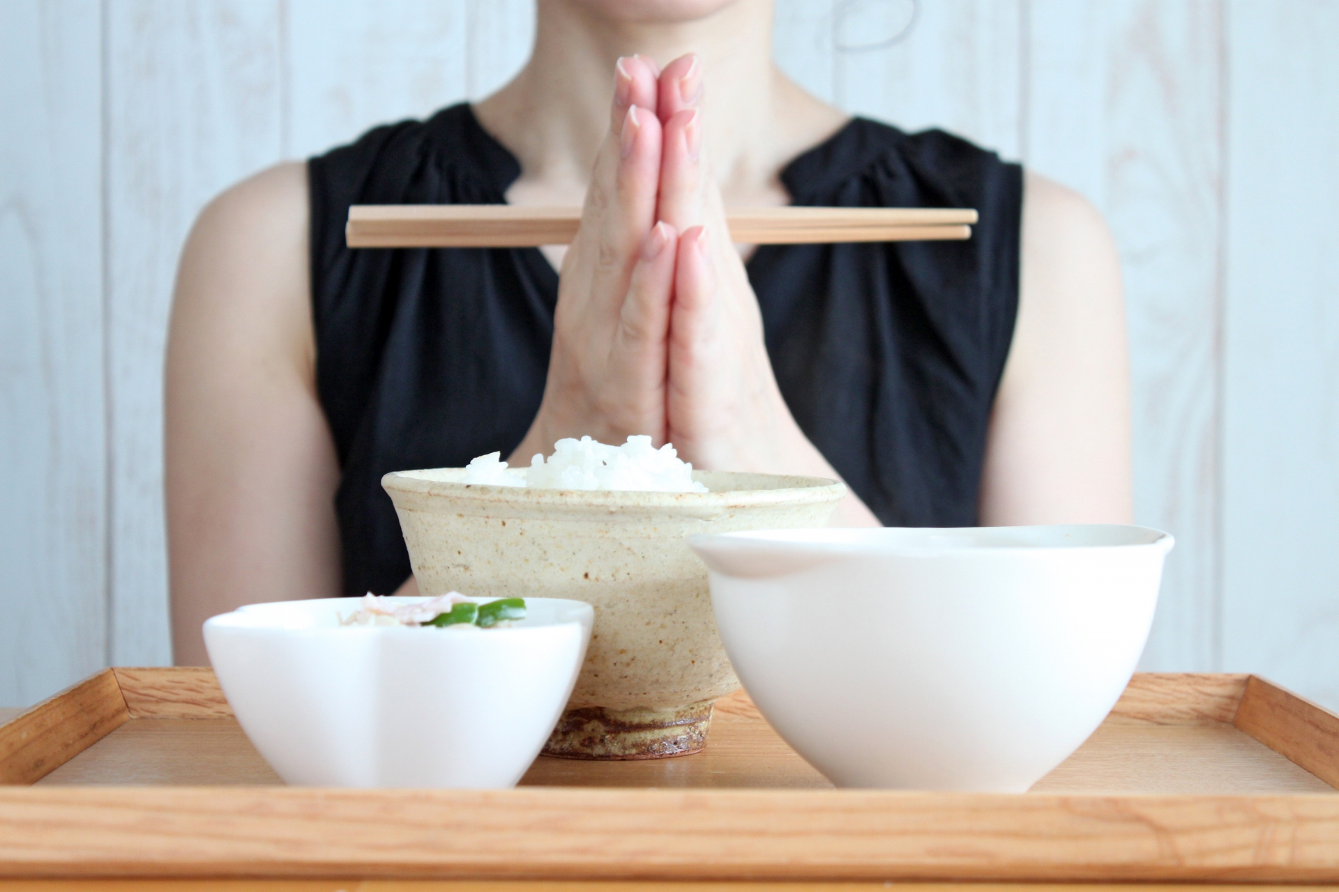 食事に手を合わせる女性