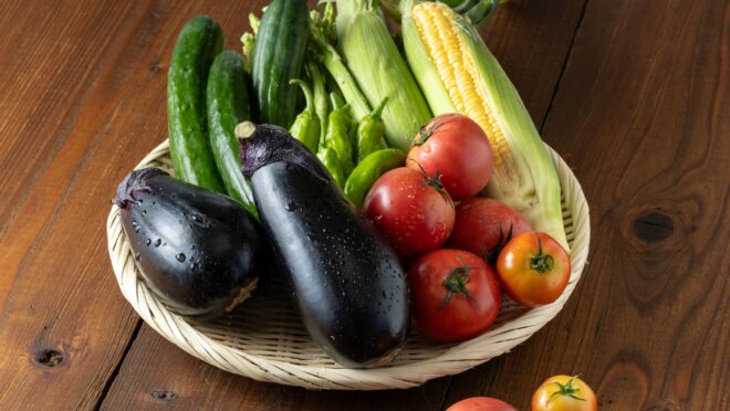 かごに盛られた夏野菜