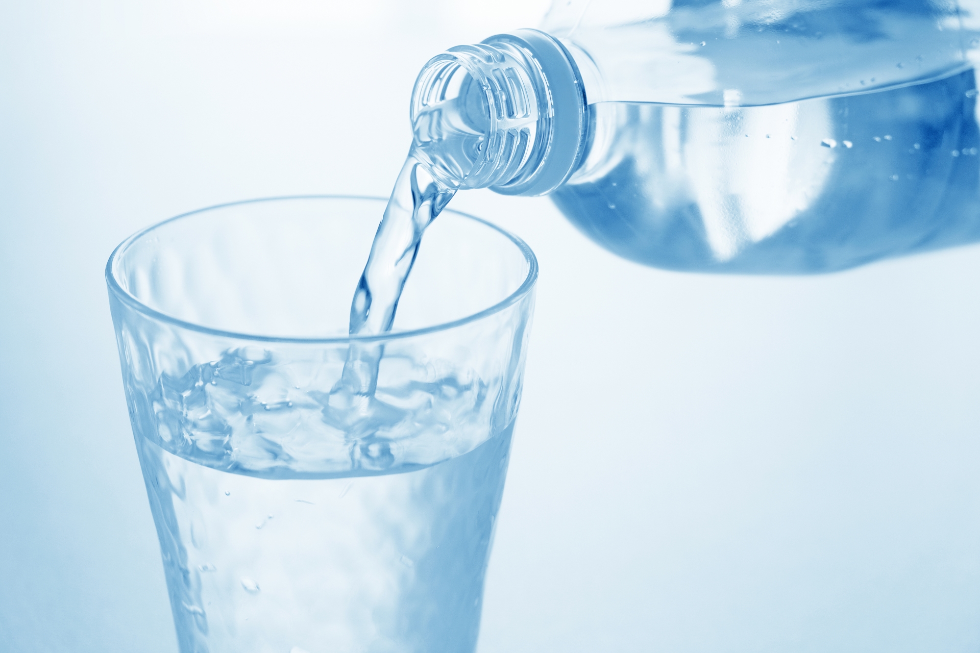 水をグラスに注いでいる様子