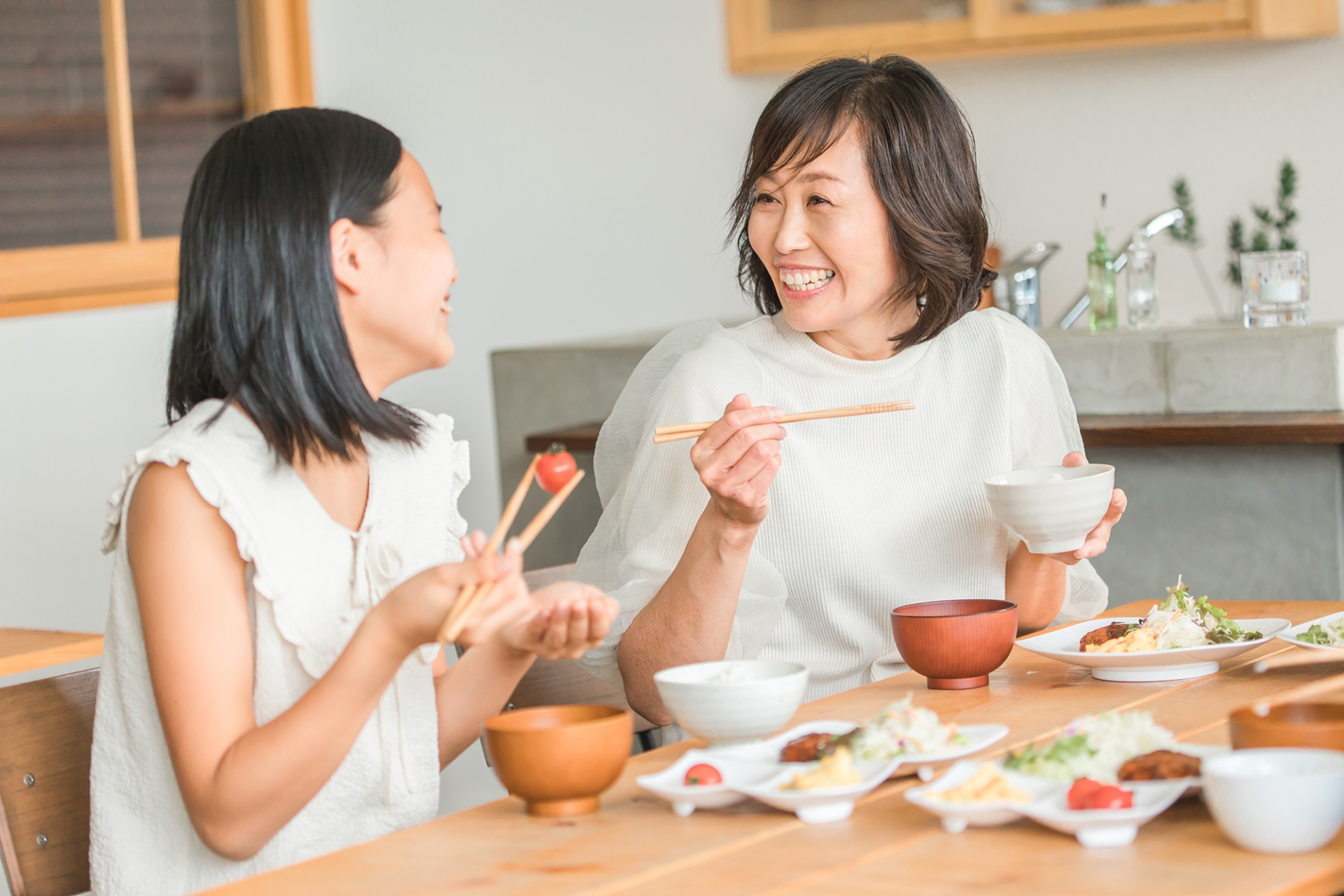 食事を摂る母と娘