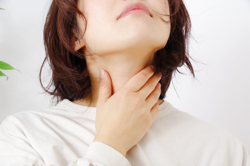 咽頭がんの初期症状を見逃さない！喉の違和感や異物感からわかるサインと受診の目安