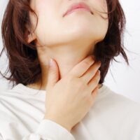 咽頭がんの初期症状を見逃さない！喉の違和感や異物感からわかるサインと受診の目安
