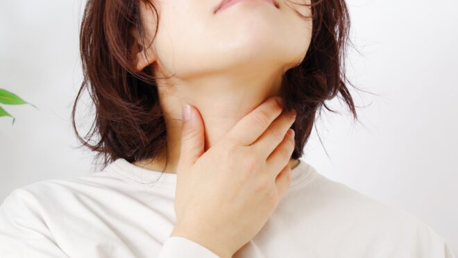 喉に違和感がある女性