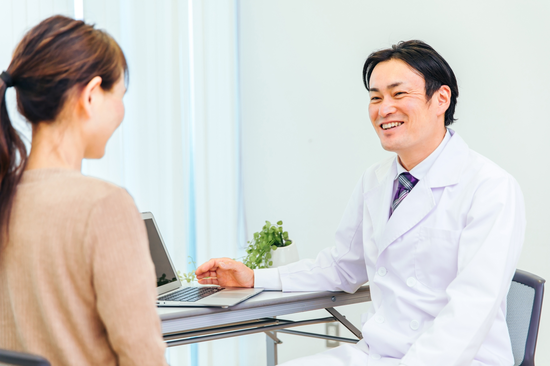 患者と話す医師