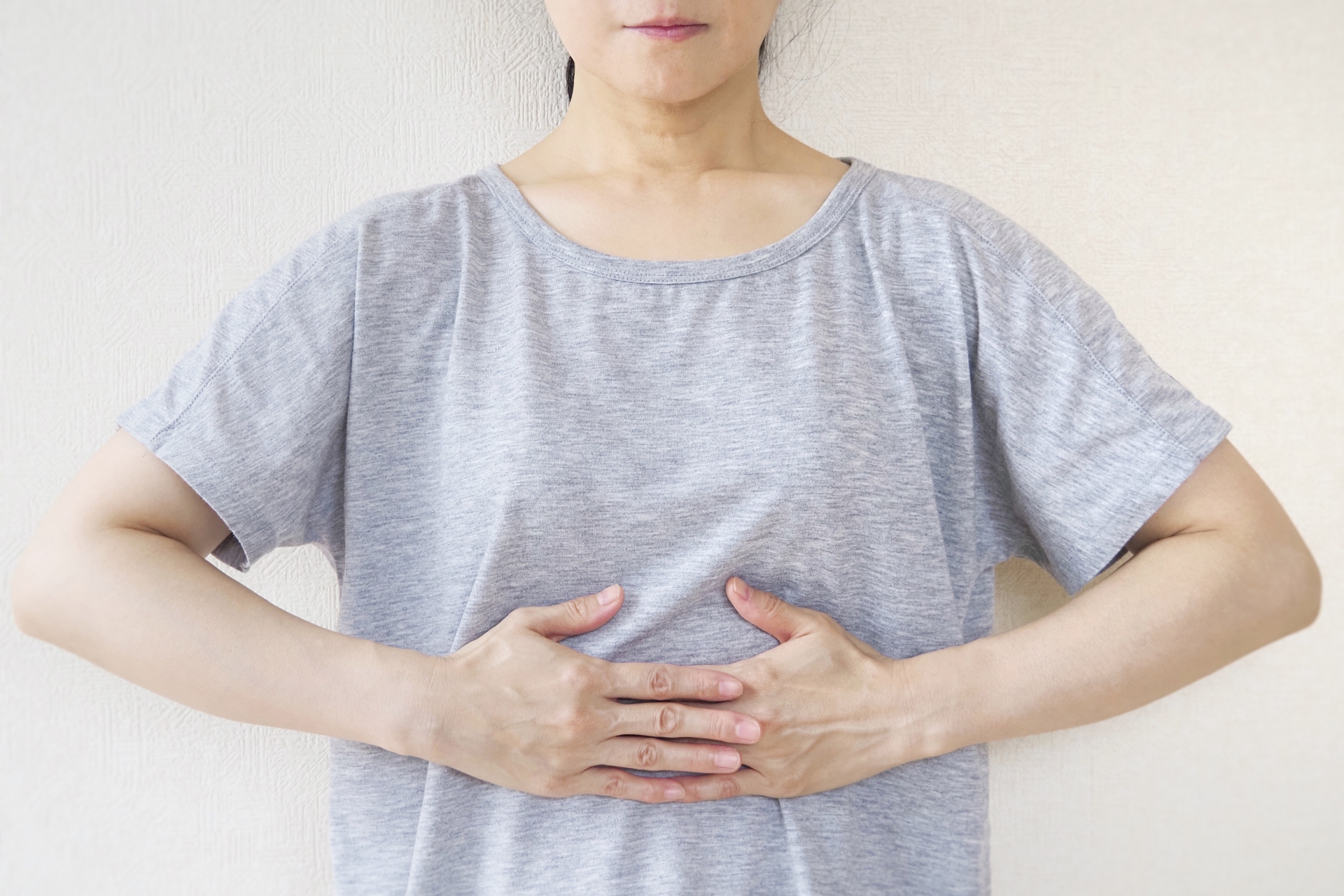 腹式呼吸を確認する女性