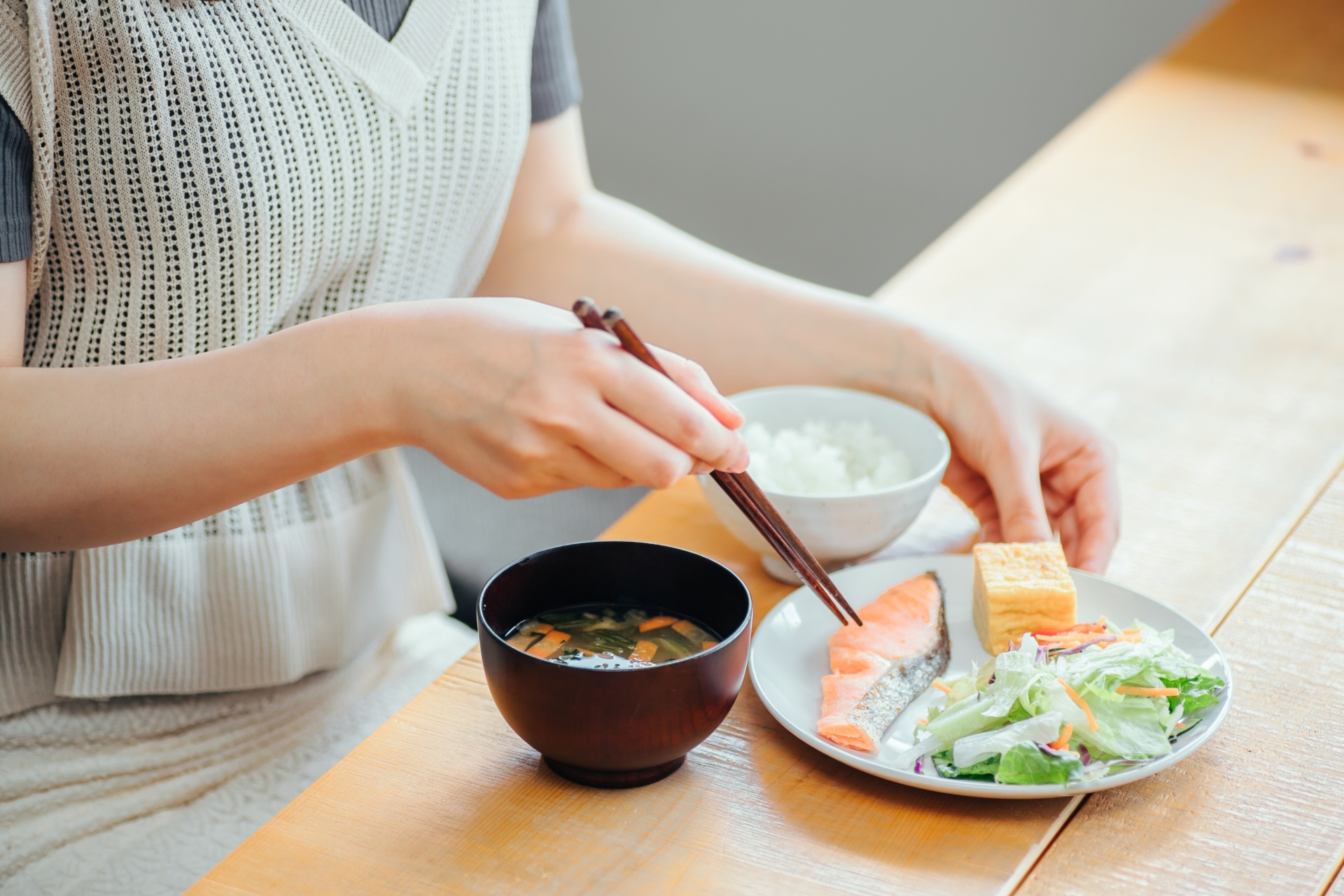 食事を摂る女性