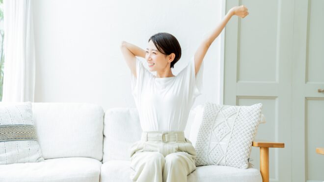 伸びをする女性