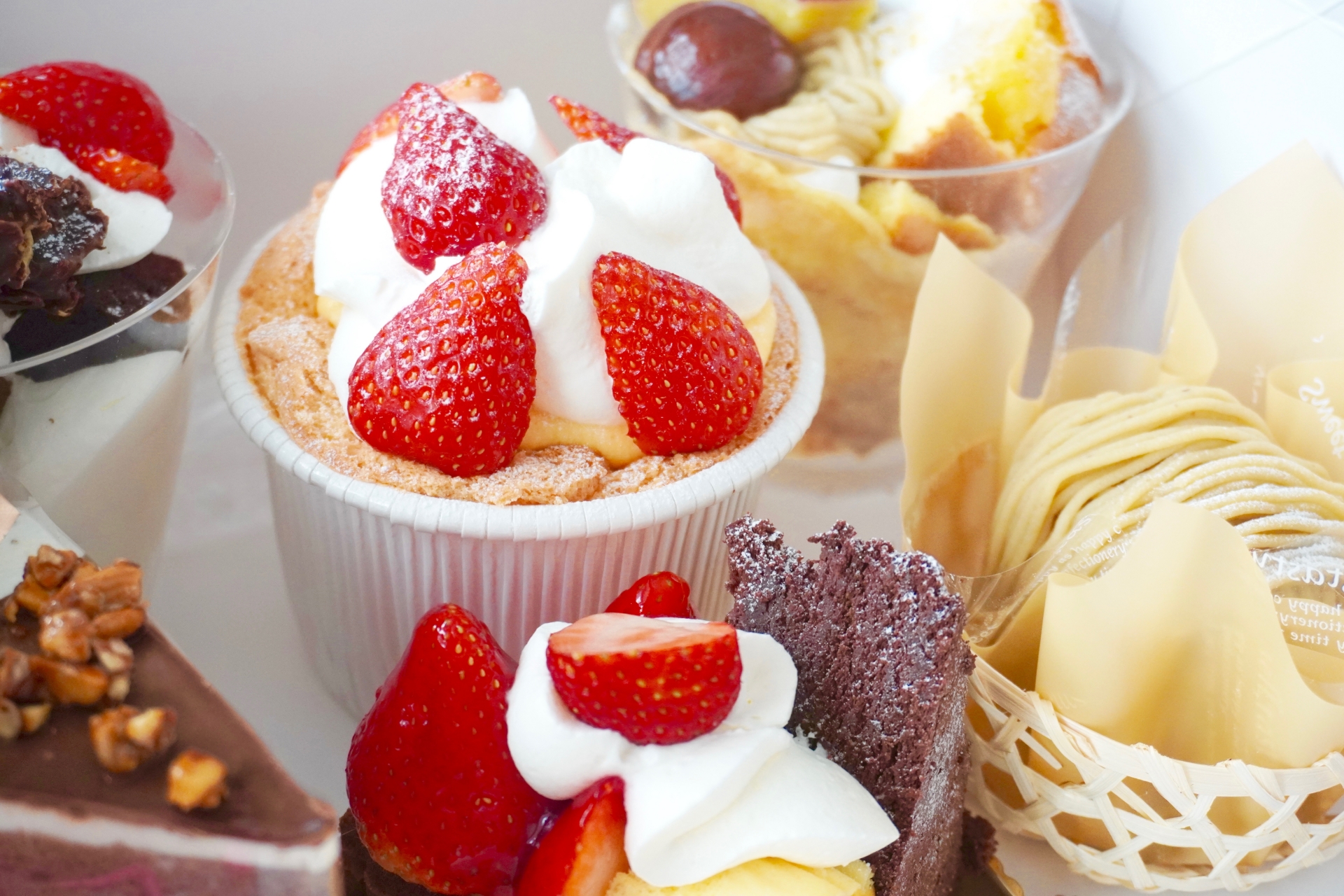 色々な種類のケーキが箱に入っている様子
