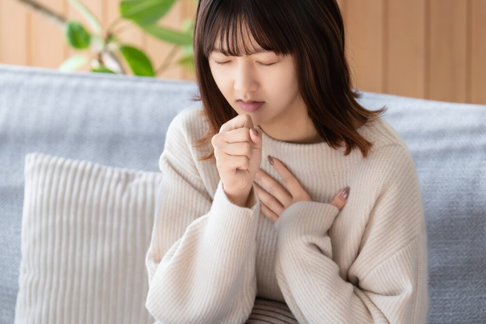 肺がんの症状で胸が痛むのはなぜ？痛みの特徴やほかの病気との違い、受診の目安を解説