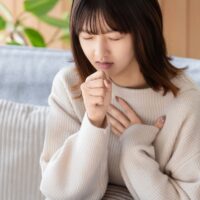 肺がんの症状で胸が痛むのはなぜ？痛みの特徴やほかの病気との違い、受診の目安を解説